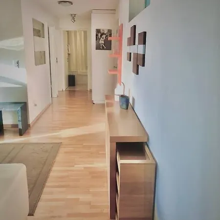 Spacious And Bright 2 Bedroom With Terrace Apartament