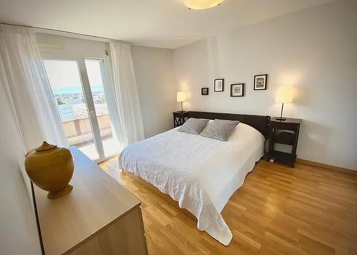 Spacious And Bright 2 Bedroom With Terrace Appartamento *